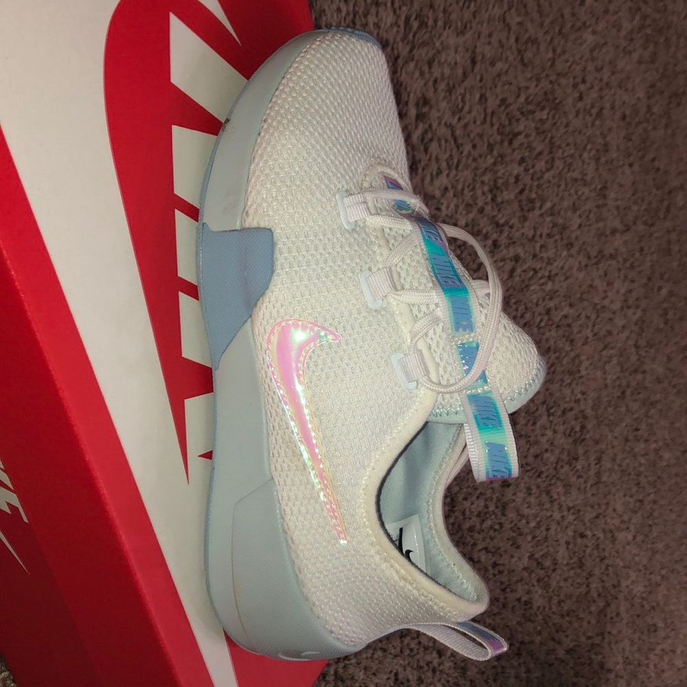 Nike ashin modern tennis shoes